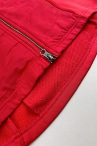 訂製紅色純色風褸外套      設計多袋風褸外套設計    運動夾克    運動修身    風褸外套供應商     戶外運動    J1010 細節-2